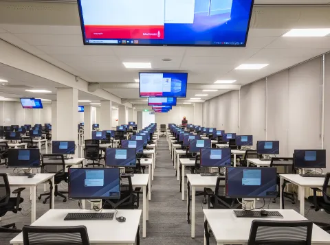 Computers in het Comeniusgebouw
