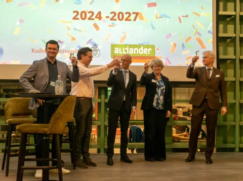 Radboud en Alliander heffen glas op verlenging samenwerking 2024-2027