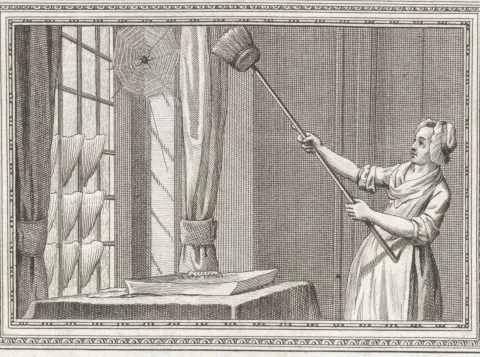 Een dienstmeid probeert met een ragebol een spinnenweb met spin te verwijderen. Illustratie bij het verhaal 'De spin en de zijdeworm' uit 'Fabelen voor de Nederlandsche jeugd' (1792). Rijksmuseum Amsterdam, inv.nr. RP-P-1907-5006.