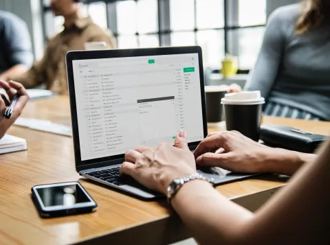 Persoon aan het werk op laptop