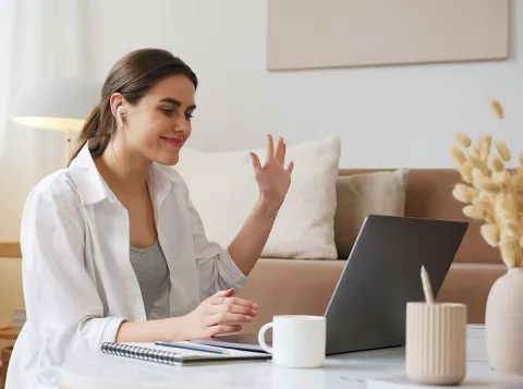 Vrouw volgt online cursus via laptop