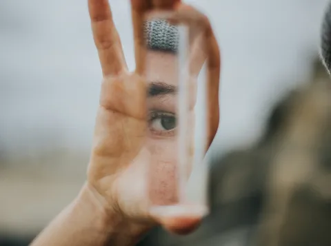 Weerspiegeling van oog in glas