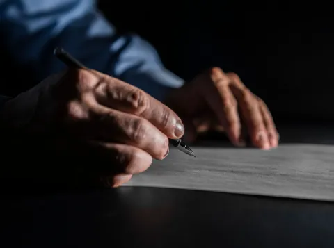 hand die pen vasthoud