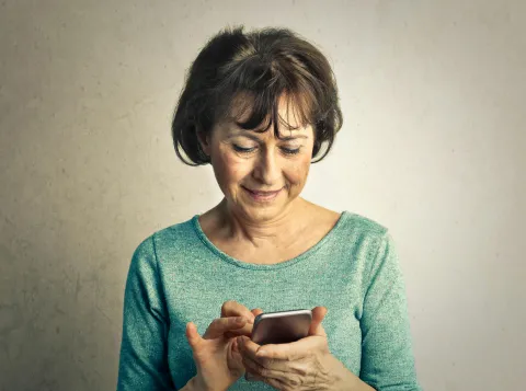 Vrouw met smartphone via Pexels