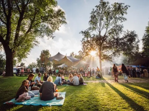 Foto van grasveld met mensen