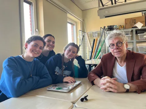 Foto van Hennie Derks in gesprek met Sinne, Jans en Amélie