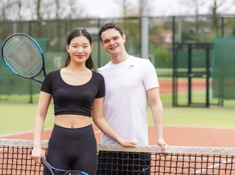 Twee studenten op een tennisbaan