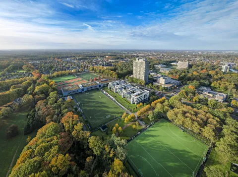 Dronefoto campus herfst 