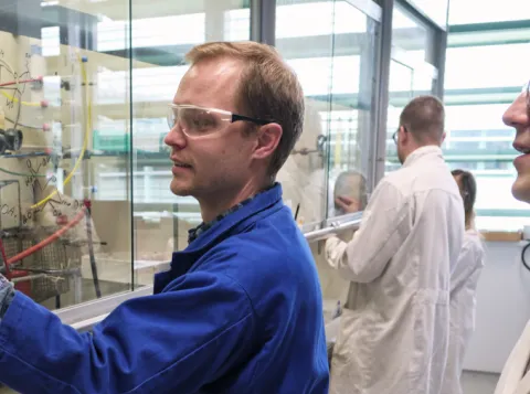 Dr. Thomas Boltje teaching in lab