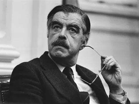 Staatsssecretaris Ploeg luistert naar de vragen van Kamerleden over zijn opmerkingen over de Anne Frank Stichting.