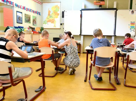 Leraar in een klaslokaal op de basisschool