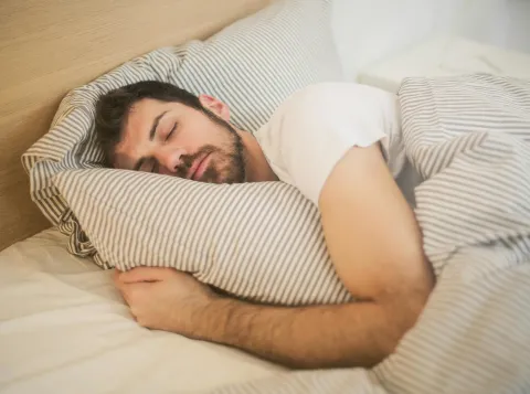 man die in bed ligt