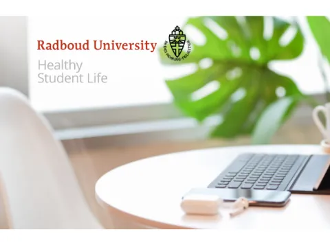 Afbeelding van een lege werkplek met radboud universiteit healthy student life logo
