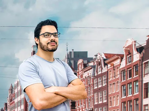 Zelfverzekerde man poseert voor Nederlands straatbeeld