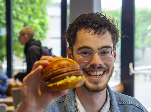 Student met nieuwe Refterburger van Beyond Meat.