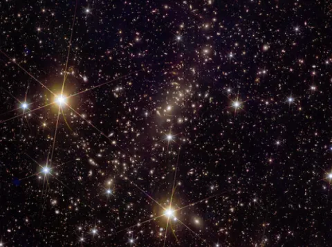 Uitsnede van Abell 2390, waarop een groep gelensde sterrenstelsels te zien is. Credit: ESA/Euclid/Euclid Consortium/NASA, image processing by J.-C. Cuillandre (CEA Paris-Saclay), G. Anselmi