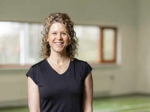 Stralende vrouw in sportruimte