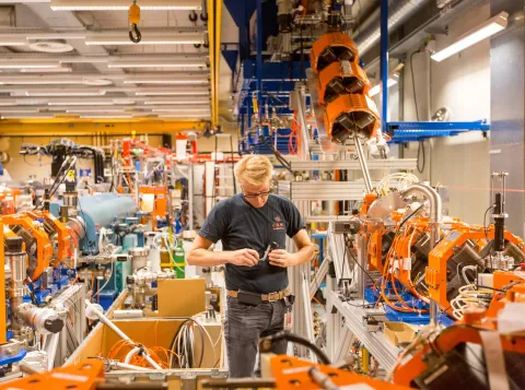 Employee of HFML-FELIX next to equipment