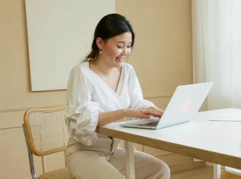 Vrouw aan een bureau met laptop