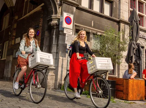 Studenten fietsen door Nijmegen op een zomerdag
