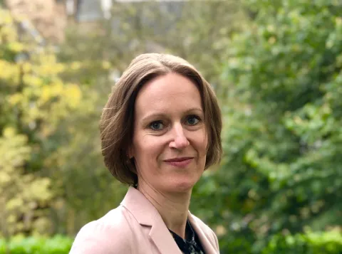 Esther Papier portret