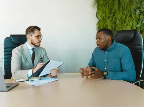 Collega's op kantoor aan tafel in gesprek 