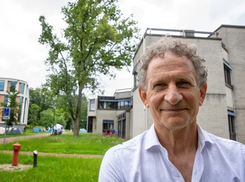 Guido van Gemert voor een van de bomen op de campus. De bomen op de campus kun je beter leren kennen op de website Date a Tree