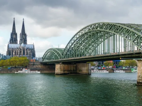 Brug over een rivier en kerk in Keulen, Duitsland