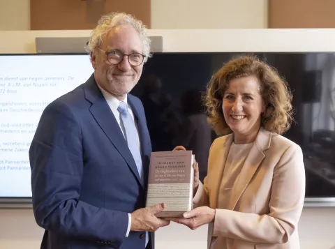 Overhandiging van het eerste exemplaar van 'In dienst van negen premiers' door Ingrid van Engelshoven, voorzitter van de Stichting Parlementaire Geschiedenis, aan scheidend voorzitter Thom de Graaf.