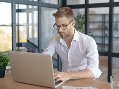 Man aan het typen op laptop