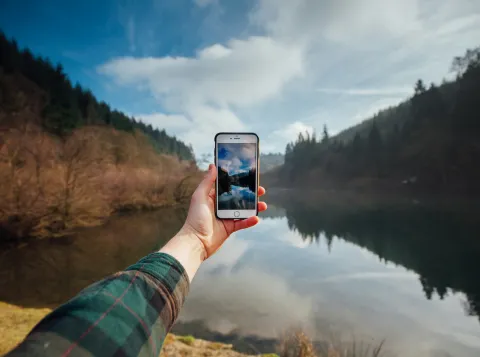 Persoon die met mobiel foto maakt van bergen