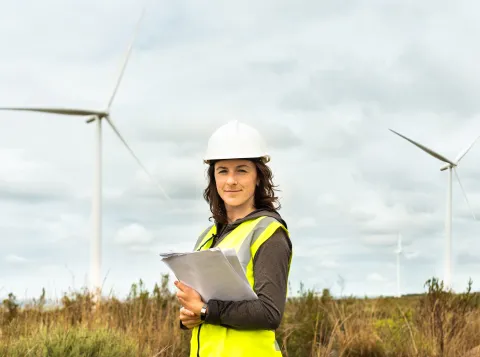 Foto van vrouw voor windmolens