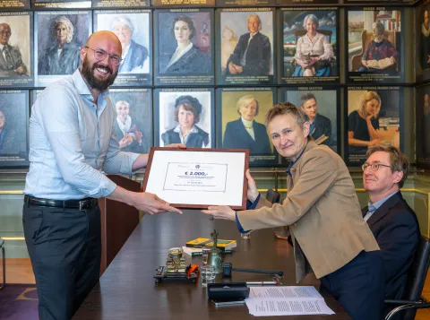 Dr. Ype de Boer ontvangt Legatum Stolpianum uit handen van prof. Ineke Sluiter