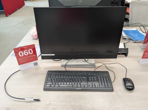 Foto van een laptopwerkplek met extern scherm en toetsenbord