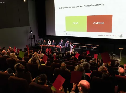 Zaal met mensen voor een presentatie van Peitho