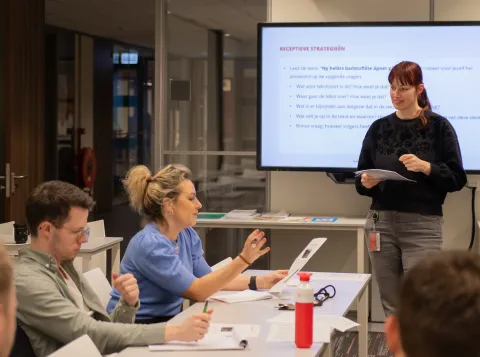 Docent geeft onderwijs aan volwassenen