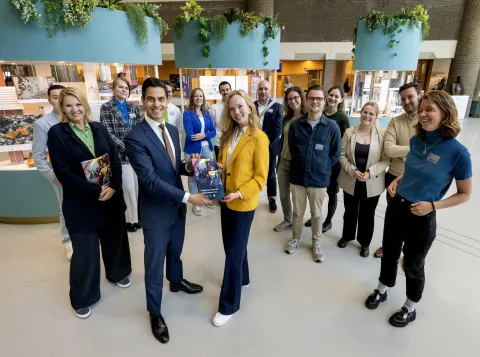 Rob jetten  ontvangt klimaatmanifest van jongeen