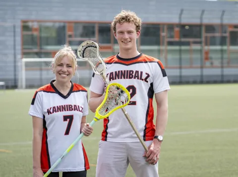 Twee lacrosse spelers van de Keizerstad Kannibalz