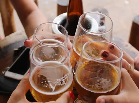 Jongeren zijn sociale drinkers, setting bepaalt de mate
