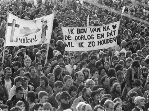 Protest and public order: a game between authorities and protesters