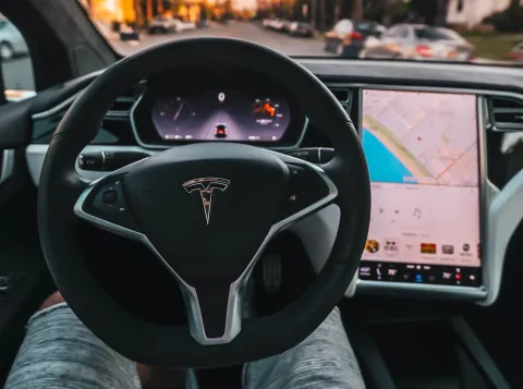 Waarom jij voorlopig de boete krijgt in een zelfrijdende auto