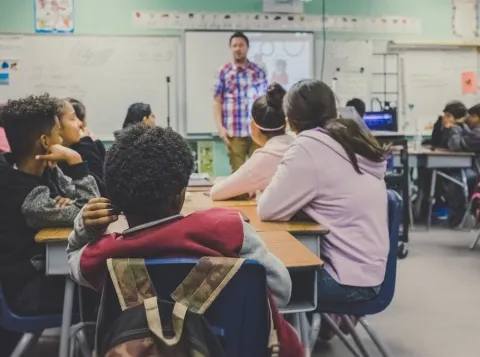 Hoe leren getraumatiseerde vluchtelingen een nieuwe taal?