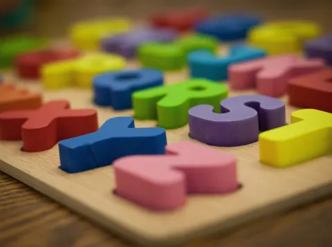 Settling an old debate: can words help us see letters more clearly?