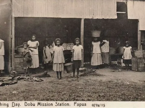 Waarom staan kinderen op foto’s van katholieke missionarissen in West-Papoea?