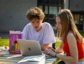 Studenten werken laptop