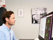Hoogleraar Tom de Greef kijkt naar een computerscherm met beeld van DNA-dataopslag