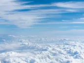 blauwe lucht en wolken
