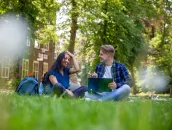 Studenten zitten te kletsen buiten op de campus