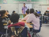 Hoe leren getraumatiseerde vluchtelingen een nieuwe taal?