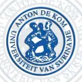 Logo Anton de Kom universiteit Suriname